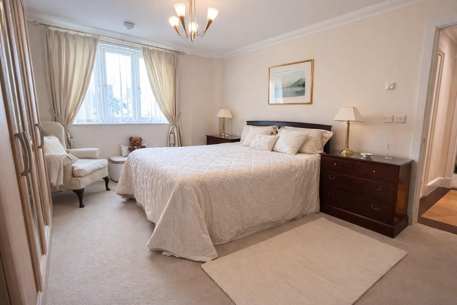 2 Bedroom Apartment. Grand Parade in Eastbourne,  5